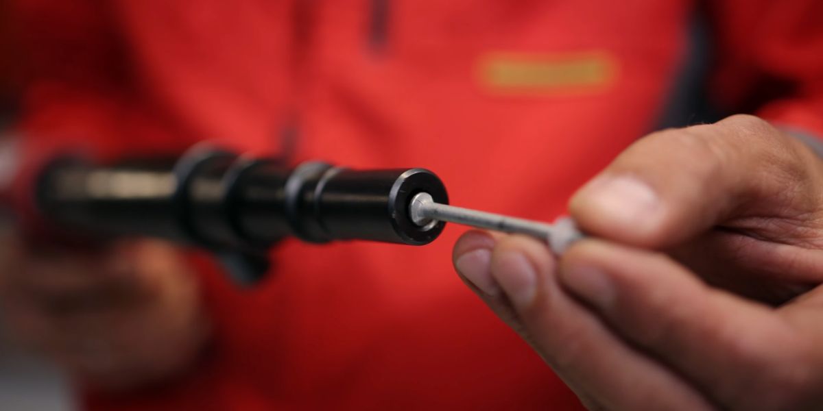 Вставляем дюбель в пистолет