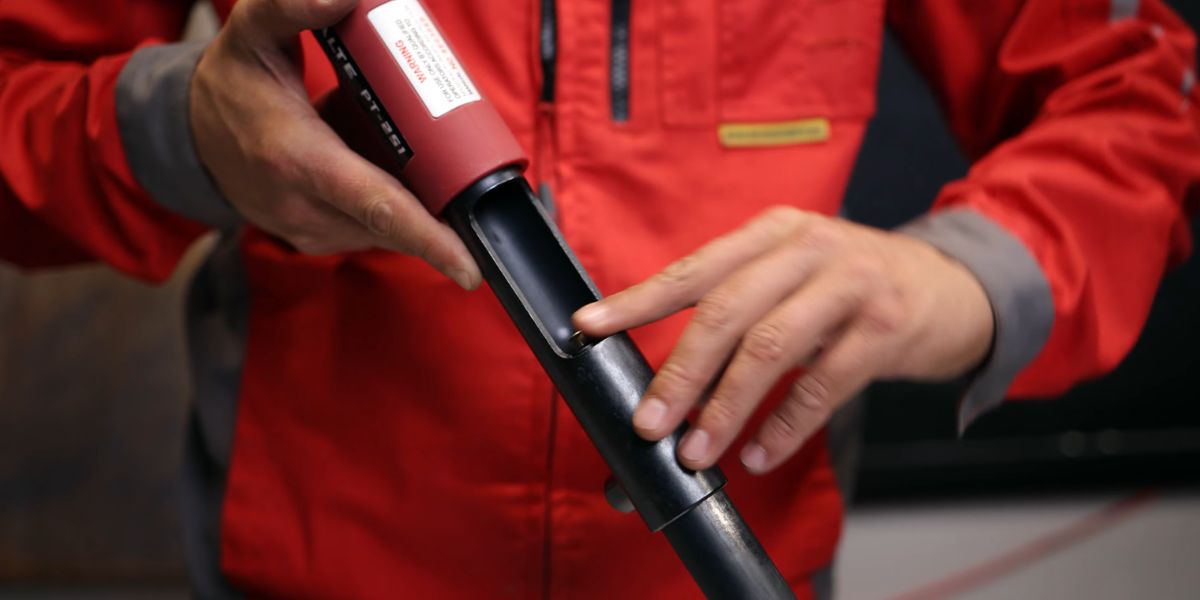 Заряжаем патрон в пистолет